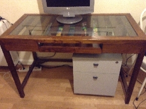 Mesa de ordenador con cristal